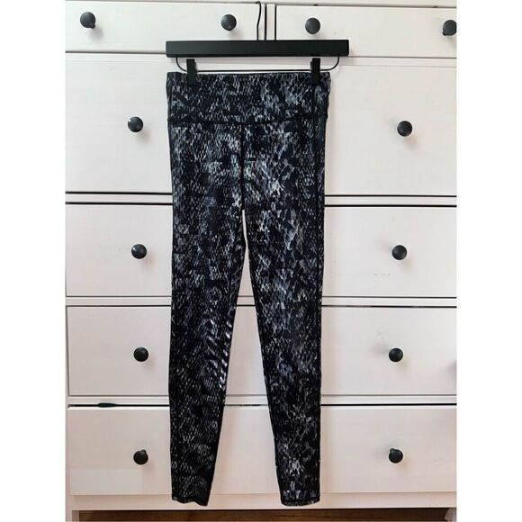 ATHLETA‎ Chaturanga High Rise Black/Gray Cobra Snake Print Leggings size S - Picture 1 of 13